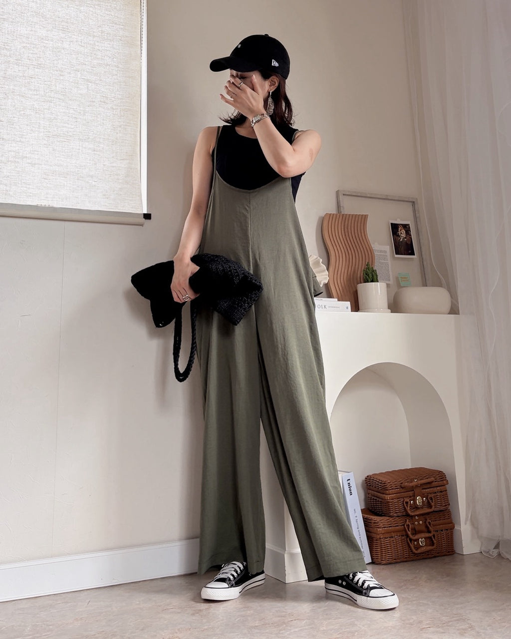 フリルがかわいいサロペットセットぬけ感コーデ